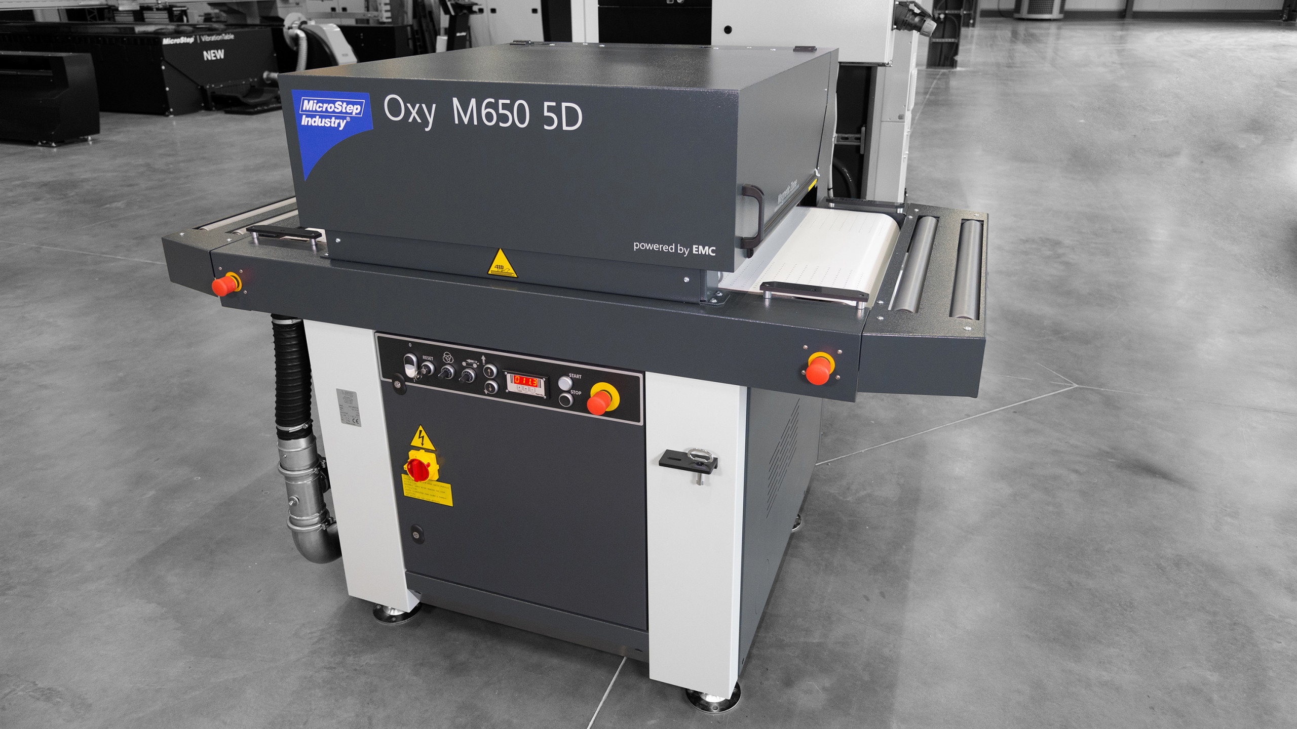 The compact system enables high-quality surface processing of components made of various materials, for example deburring, grinding and edge rounding of sheet metal. © MicroStep Europe GmbH
