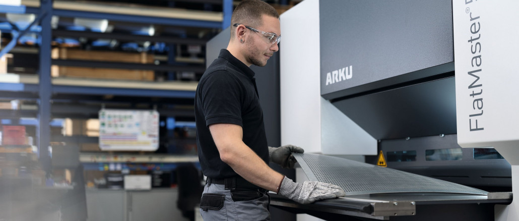 Die Entgratmaschine EdgeBreaker 6000 kann schon entgraten, Blechkanten verrunden und die Oberfläche bearbeiten. © Arku Maschinenbau GmbH