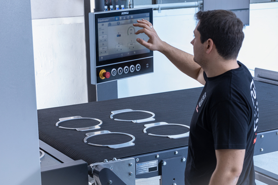Beim Entgraten sind saubere Ergebnisse, ein unkompliziertes Handling und eine einfache Bedienung der Maschine wichtig. © Arku Maschinenbau GmbH