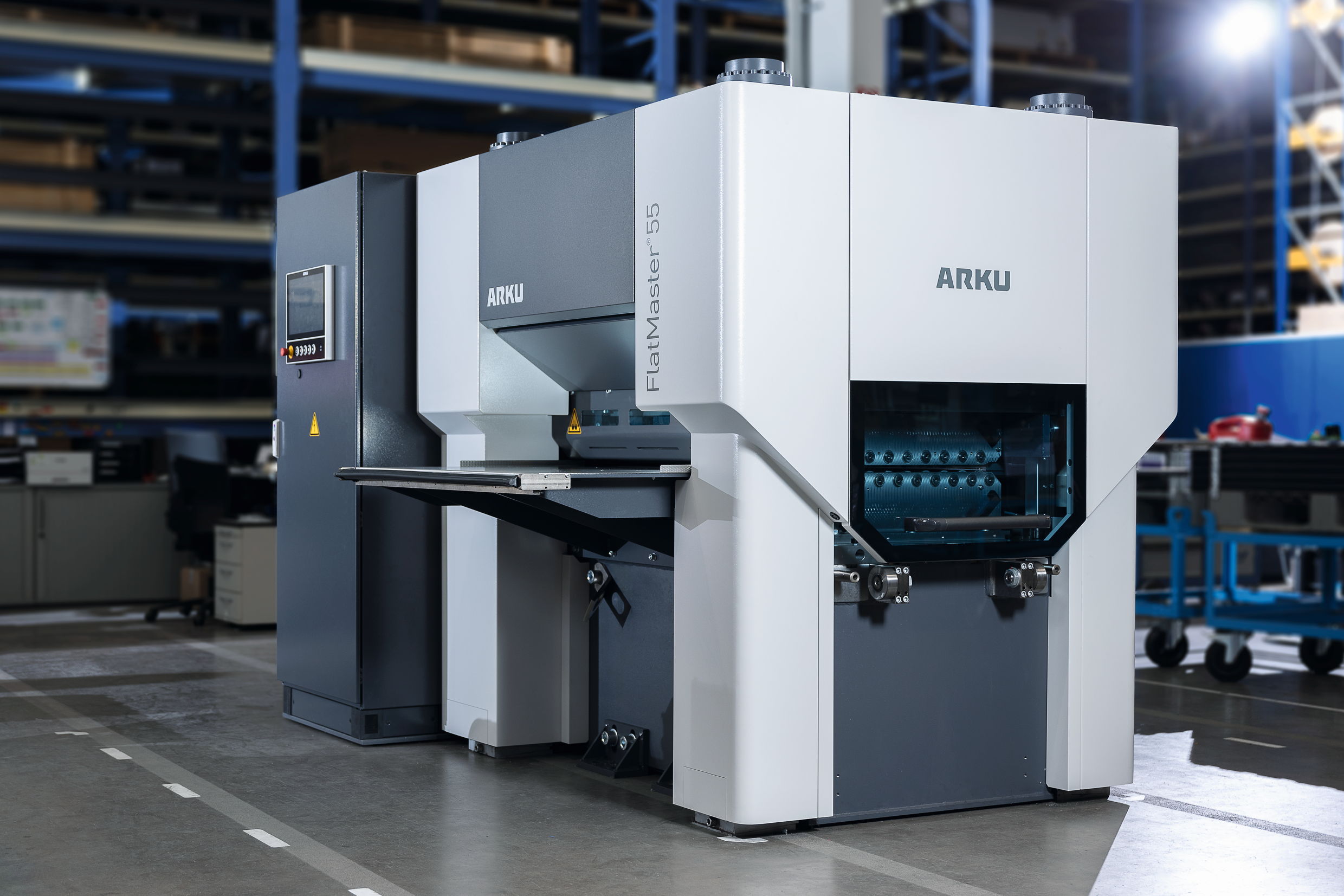 Production runs much better with low-stress and flat parts, as Arku explains to Blechexpo visitors using the FlatMaster 55 straightening machine as an example. © Arku Maschinenbau GmbH