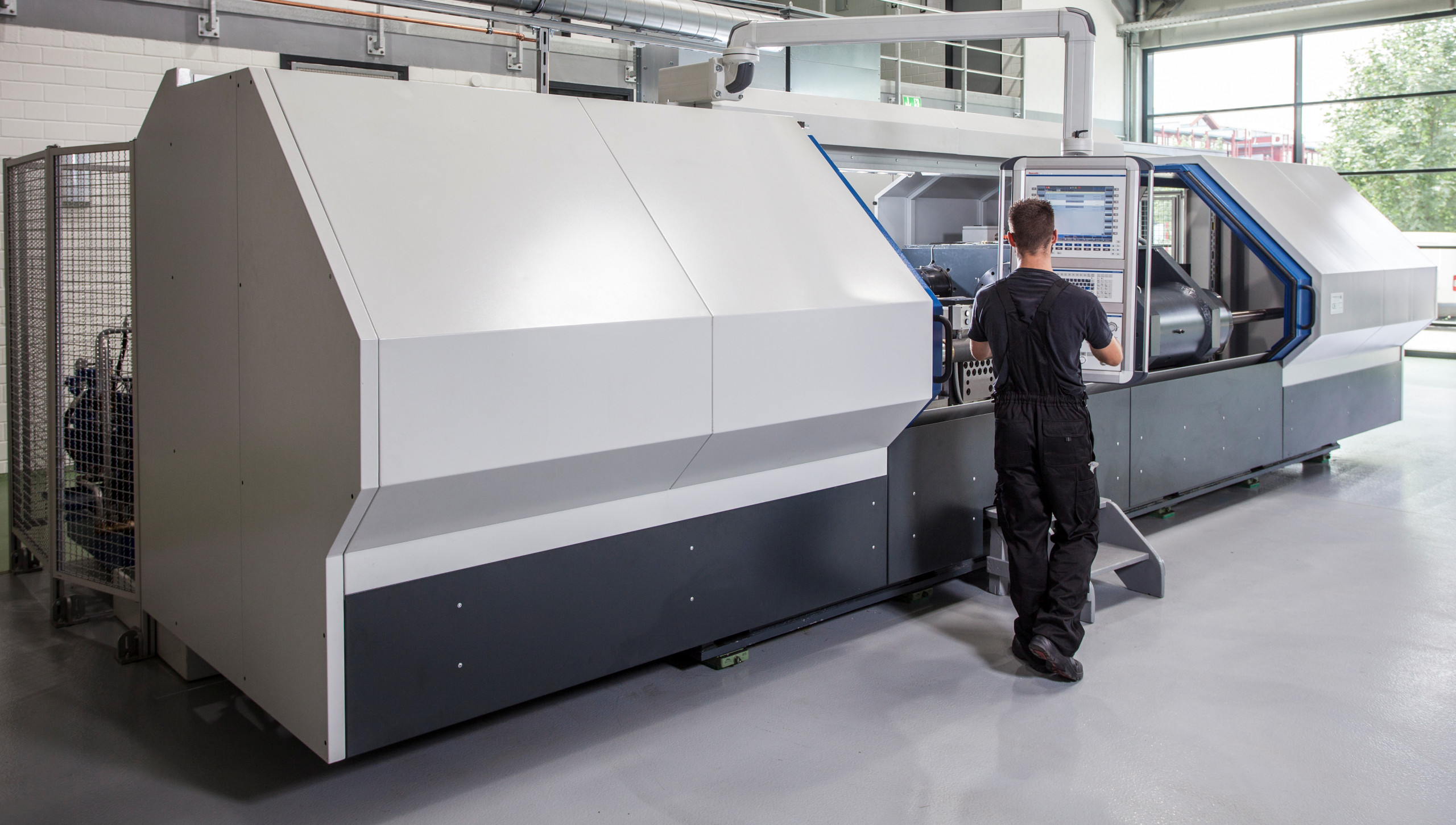 At Raiser, the user has the choice: stand-alone machine with manual loading ... © Klaus Raiser GmbH & Co. KG