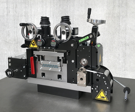 Kompakt-Präzisionsrichtmaschine CPL 120 für die Herstellung von Steckverbindern. © Kohler