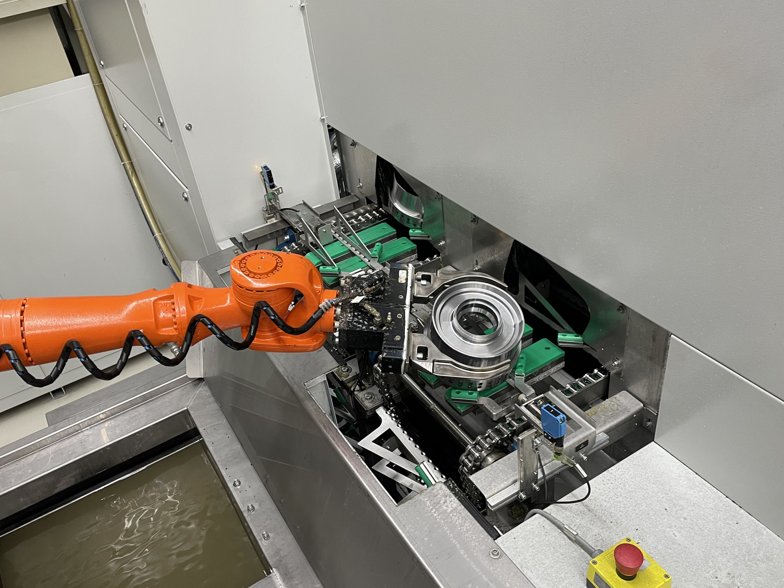 Before placing the lamellae carriers on the workpiece holders designed for cleaning, coarse impurities and the electrolyte from the deburring process are reduced by immersion in an ultrasonic bath. © Fischer & Kaufmann