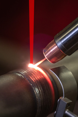Laser-HotWire-Cladding, also Auftragschweißen mit Draht, spart gegenüber dem Pulverbeschichten viel Zeit und Material. © Lincoln