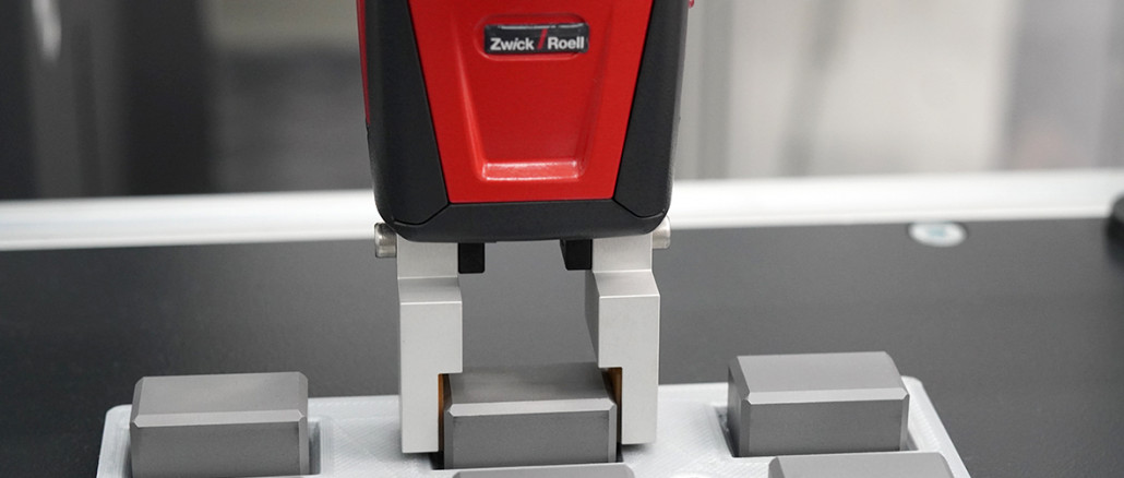 Roboter plaziert die Proben in der Prüfmaschine. © ZwickRoell