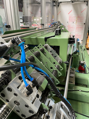 Servo-gesteuerte Kugelgewindespindeln bewegen die Schlitten, die den Draht durch die einzelnen Stationen fördern. © Aachener Maschinenbau GmbH