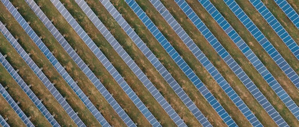 Aus Solarfeldern wie diesem bezieht die Salzgitter AG künftig einen Teil ihres Stroms für „grünen“ Stahl. © Friesen Elektra