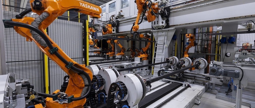 Die insgesamt 18 Motoman-Roboter von Yaskawa arbeiten in der neuen vollautomatischen Schweißanlage für Gerüstteile bei Peri „Hand in Hand“. © Yaskawa