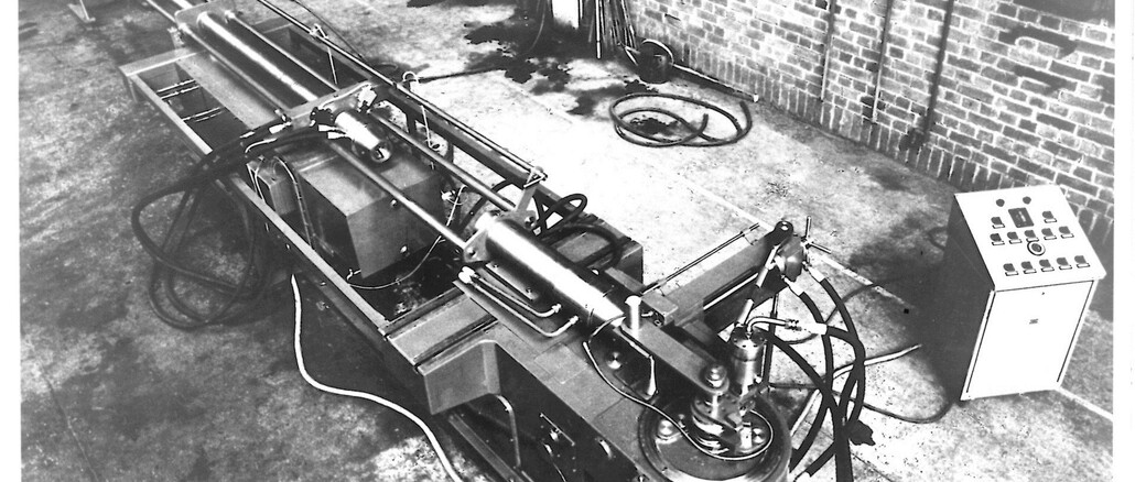 Die erste Biegemaschine weltweit aus dem Jahr 1958 © Schwarze-Robitec