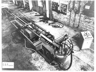 Die erste Biegemaschine weltweit aus dem Jahr 1958 © Schwarze-Robitec
