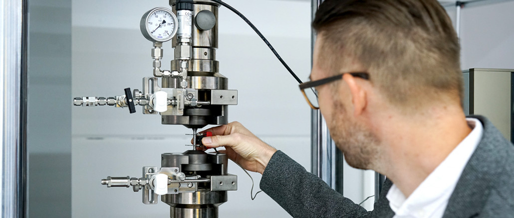 Für Dr. Bernd Schrittesser, Geschäftsführer Scioflex Hydrogen GmbH, eröffnen ZwickRoell-Prüfsysteme ein komplett neues Feld der Materialcharakterisierung unter Einfluss von Wasserstoff. (Bildquelle:) © Scioflex Hydrogen GmbH