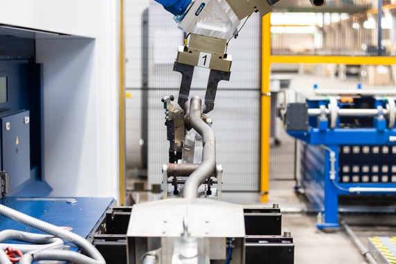 Die Anlagen im Maschinenverbund werden automatisiert von einem Robotersystem bedient, das die Teile automatisiert von einem Bearbeitungsschritt zum nächsten transportiert. © Trumpf