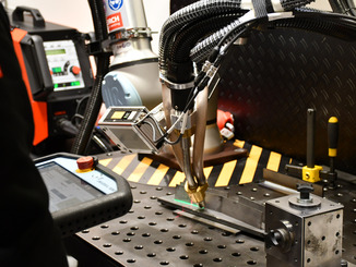 Einen Cobot mit automatischer Schweißnaht-Erkennung präsentierte die Lorch Schweißtechnik GmbH in ihrem Messe-Kleintruck. © Hochschule Landshut