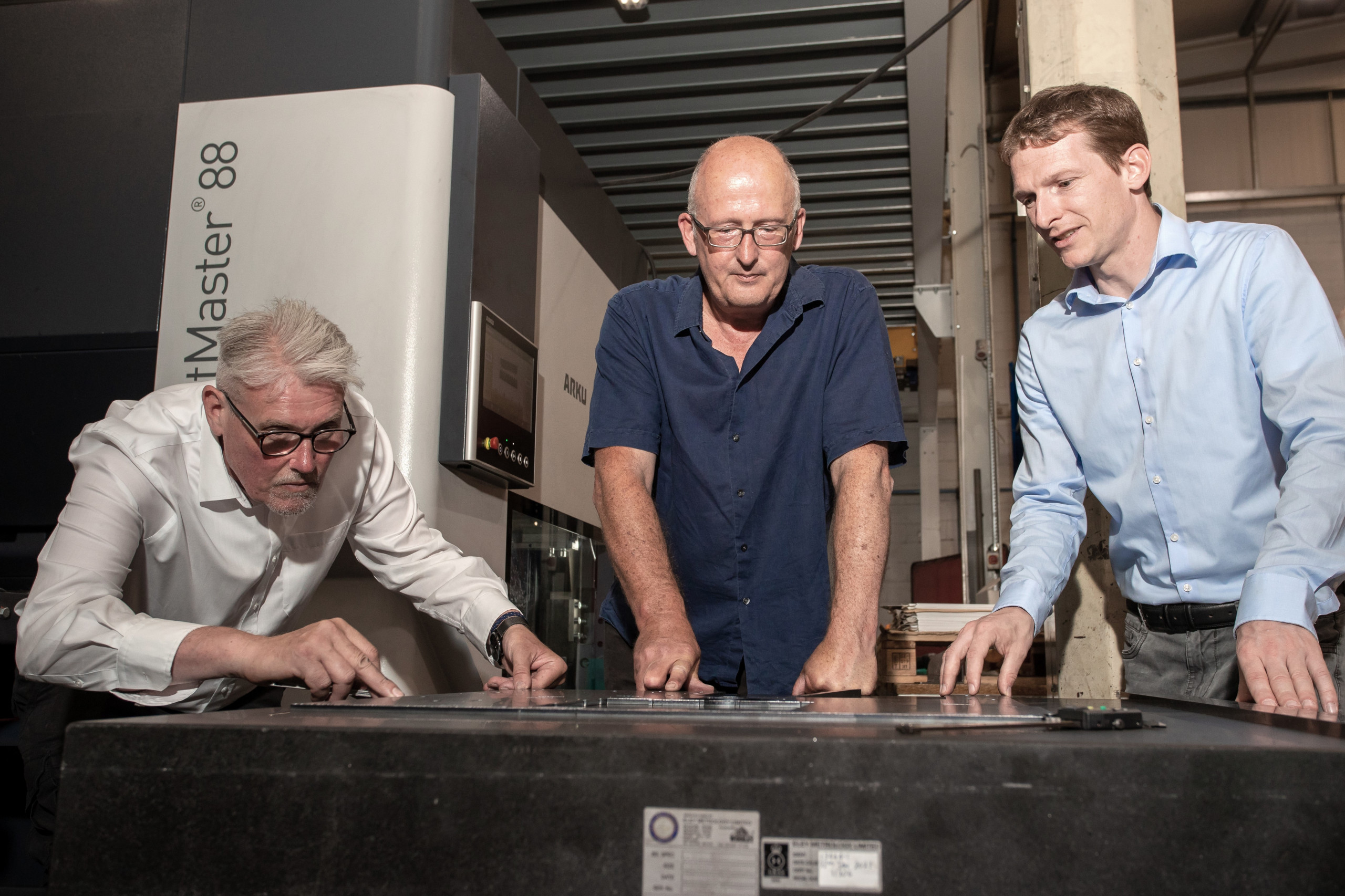 Steve Larkins (left) and Ken Rose (center) from Wrightform agree with Christian Nau from ARKU: The FlatMaster takes straightening at Wrightform to a new level. © Itasse
