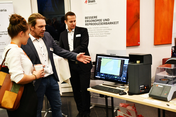 Bei der Fachausstellung auch vertreten war die Struers GmbH, Anbieter von Ausstattung für metallographische Laboranalyse und Qualitätskontrolle. © Hochschule Landshut