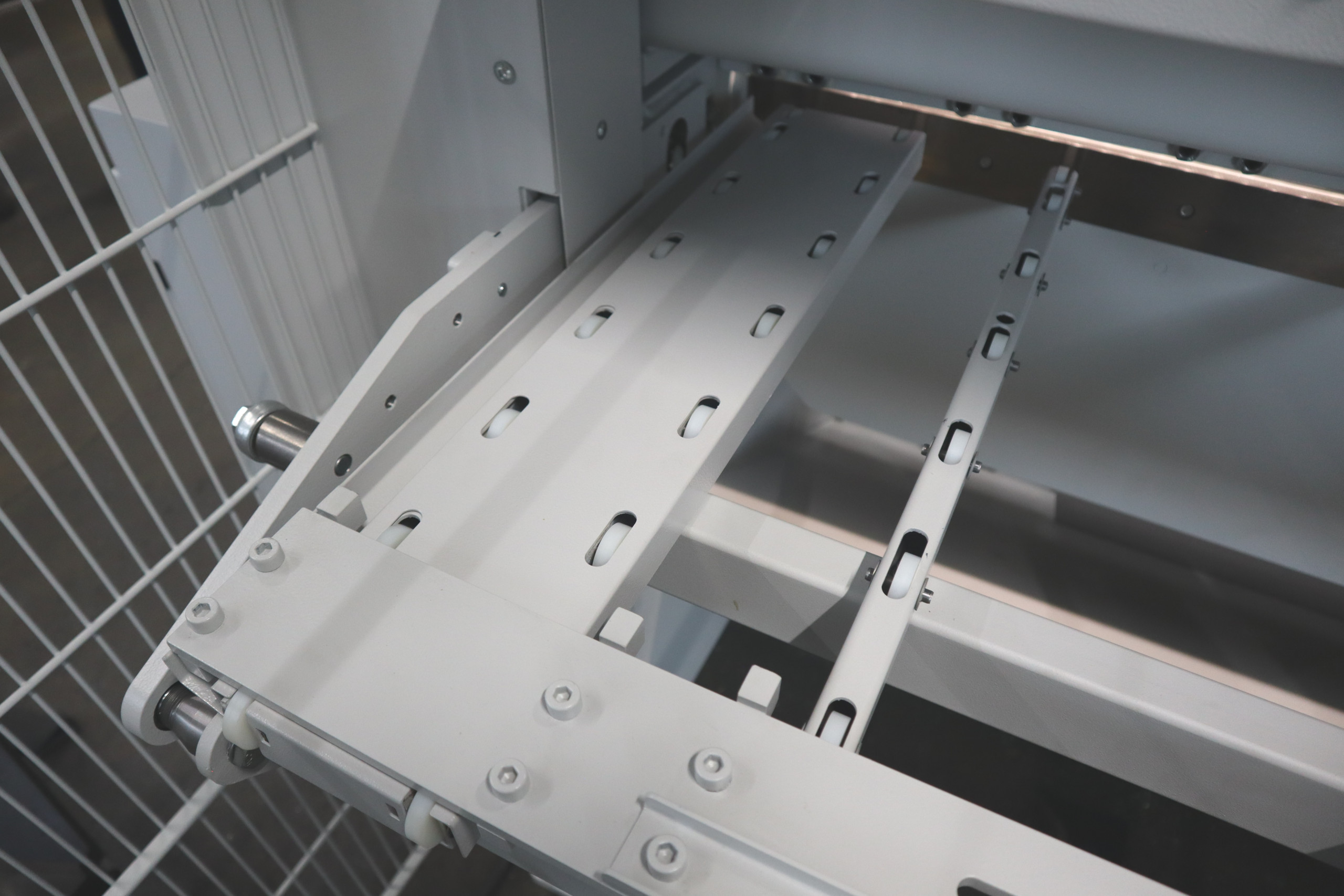 With the new patented MHSU sheet metal holding device, Schröder offers a versatile electronically controlled mechanism. © Schröder-Group