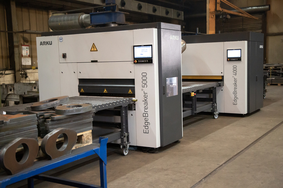 The EdgeBreaker 9000 Line handles the complete processing of flame-cut or plasma parts in a single pass. © Arku