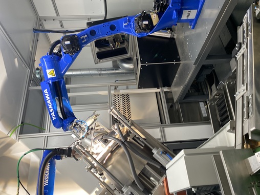 Die zwei Motoman-Industrieroboter arbeiten buchstäblich „Arm in Arm“ und übernehmen sowohl das komplette Teilehandling als auch den Schweißprozess. © Roland Ruegenberg GmbH