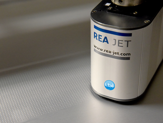 Rohr-Oberflächen kennzeichnet der Großschrift-Tintenstrahldrucker Rea Jet DOD 2.0 mit alphanumerischen Zeichen, Logos und 2D-Matrix-Codes. © Rea Elektronik GmbH