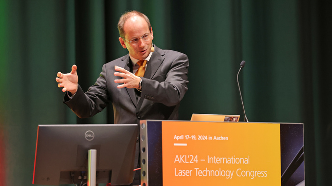 Prof. Constantin Häfner eröffnete die Gerd-Herziger-Session mit seinem Vortrag »Auswirkungen von Digitalisierung und KI auf die Wertschöpfung und Geschäftsmodelle in der Lasertechnik«. © Fraunhofer ILT, Aachen / Andreas Steindl