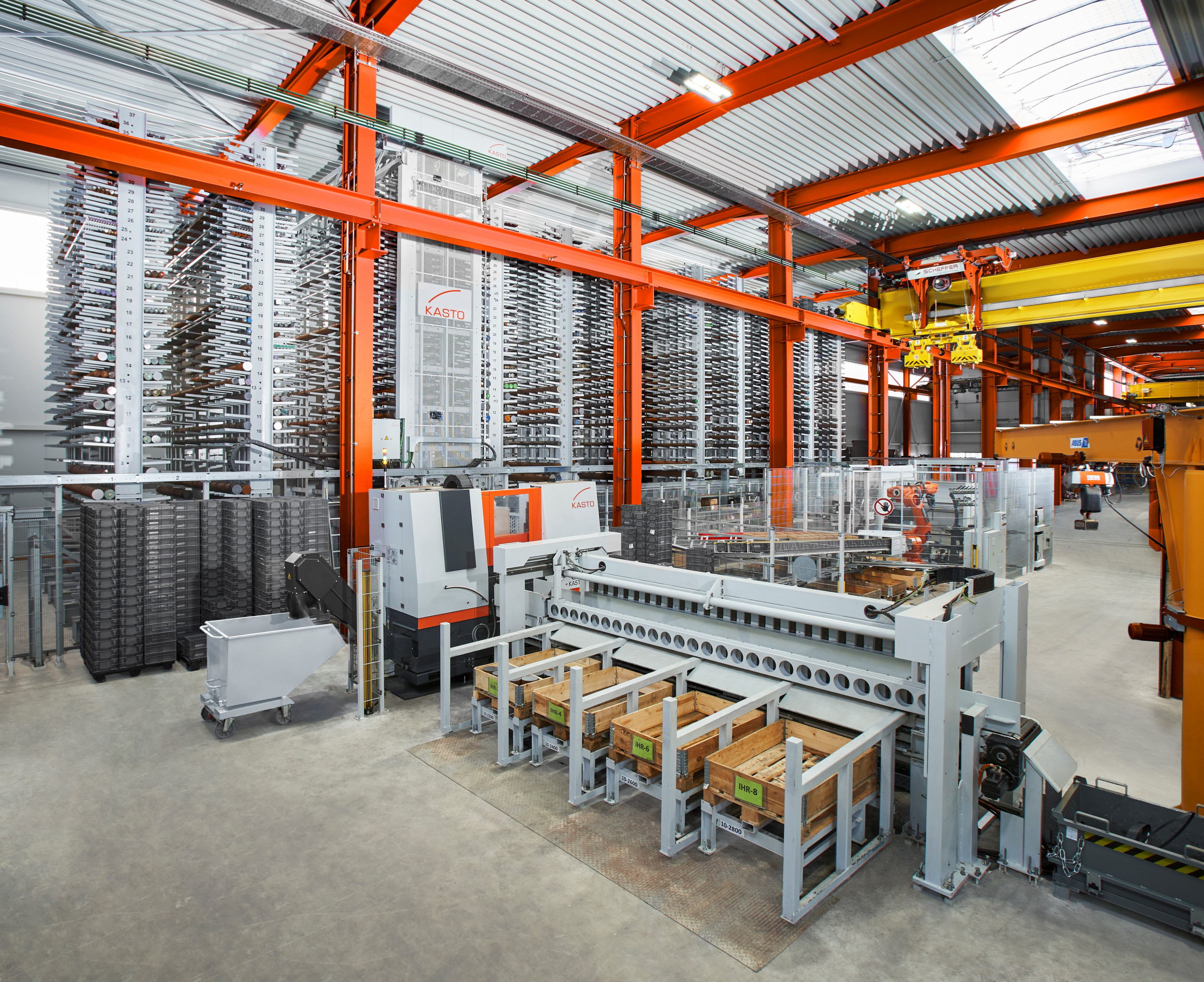 Everything runs automatically in Kasto sawing centers: storage and retrieval machines bring long goods to an integrated CNC sawing machine and automatically store the remaining pieces. Kasto Maschinenbau GmbH & Co. KG