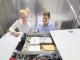 Steffen Rübling, Trumpf (rechts), und Dr. Dennis Haasler, Fraunhofer ILT, besprechen Details zur Bedienung des 1-KW-UKP-Lasers von Trumpf. © Fraunhofer ILT, Aachen / Ralf Baumgarten