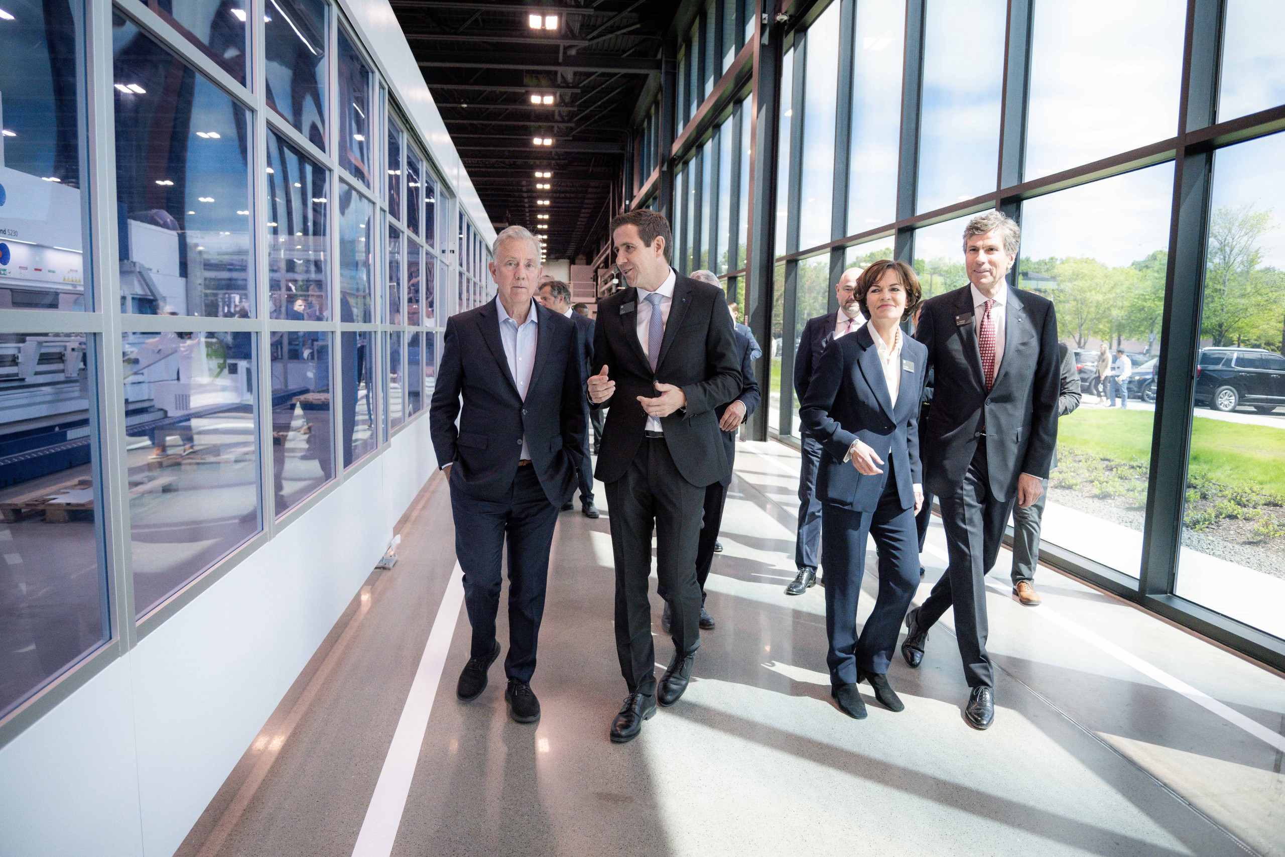 Dr. Nicola Leibinger-Kammüller, Dr. Mathias Kammüller (right) and Lutz Labisch (2nd from left) at the opening. © Trumpf