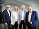 Remmert unter neuer Führung: Matthias Remmert (1.v.l.) und Stephan Remmert (2.v.l.) übergeben die operative Leitung des Familienunternehmens an Diplom Ingenieur Sebastian Schürholz (3.v.l.) und Wirtschaftsingenieur Hugo Allemann (r.) © Remmert