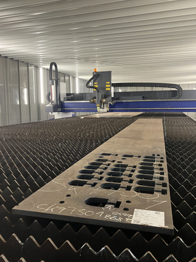 Die Maschine ist mit einem Nadelmarkierer und dem Fasenschneidkopf Bevel-U ausgerüstet. © Messer Cutting Systems