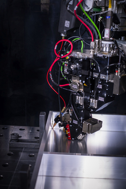 Neu im ALO4-Portfolio ist die ALO4-F. Sie kann selbst senkrechte Schweißnähte im Inneren des Batteriekastens realisieren. Dafür lenkt ein zusätzlicher dritter Spiegel den Laserstrahl um einen Winkel von 115° ab. So lassen sich auch die Steignähte in den Ecken des Batteriekastens zuverlässig erreichen und schweißen. Copyright: Scansonic MI GmbH