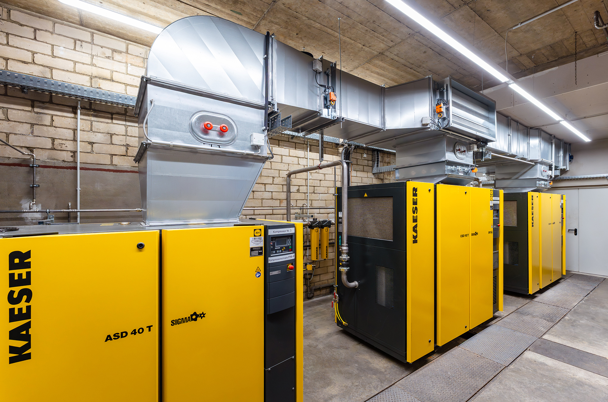 Compressor station with air-guided heat recovery, integrated refrigeration dryer and intelligent control © Schoeller