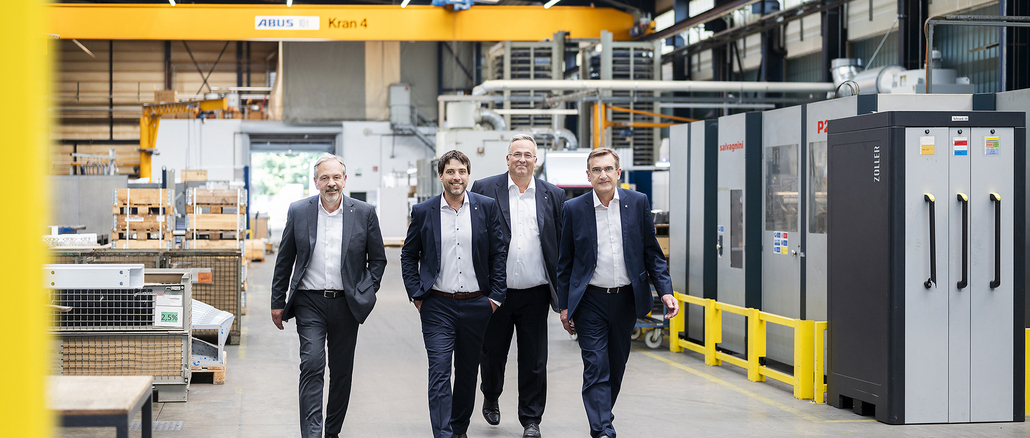28-03 KY_Führungsteam Das Führungsteam aus (v.l.n.r.) Prokurist und Vertriebsleiter Frank Niedermaier, Geschäftsführerduo Kai Klenk und Achim Hinterkopf sowie Prokurist und Produktionsleiter Lothar Weber sorgen dafür, dass H.P. Kaysser zuerst ein Dienstleister für fertigungsorientiert entwickelte Lösungen ist, der dann mit der Fertigungskapazität eines hochleistungsfähigen Maschinenparks und hervorragend qualifiziertem Personal zuverlässig und liefertreu die daraus entstandene Produkte in der gewünschten Stückzahl fertigt. © H.P. Kaysser