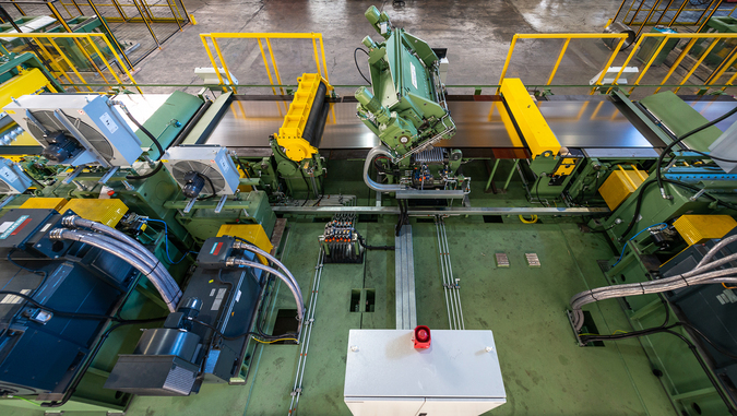 Das Zugrichtverfahren für gewalzte Metallbänder dient in erster Linie dazu, die Form des Materials zu korrigieren. © Redex