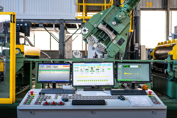 Das System UMS Pro korrigiert in Echtzeit die Position der Keile in der Richtmaschine sowie die Zugkraft, ohne ein manuelles Eingreifen zu erfordern. © Redex