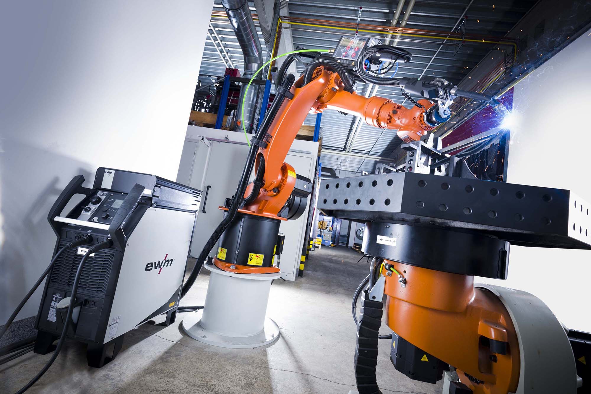 Welding technology is becoming increasingly intelligent - through automated processes, digital networking and the integration of AI. © EWM