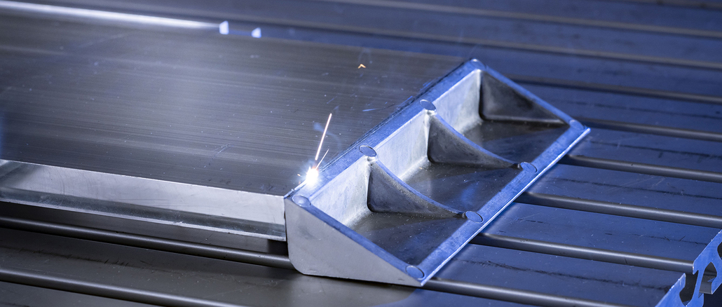 Das Fraunhofer IWS demonstriert im EU-Projekt »Albatross« ein prozessstabiles Laserschweißverfahren für Aluminium-Druckguss und Strangpressprofile, das ohne Zusatzwerkstoff auskommt und rissfreie, porenarme Nähte im realen Bauteilmaßstab ermöglicht. © René Jungnickel/Fraunhofer IWS