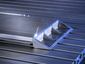 Das Fraunhofer IWS demonstriert im EU-Projekt »Albatross« ein prozessstabiles Laserschweißverfahren für Aluminium-Druckguss und Strangpressprofile, das ohne Zusatzwerkstoff auskommt und rissfreie, porenarme Nähte im realen Bauteilmaßstab ermöglicht. © René Jungnickel/Fraunhofer IWS