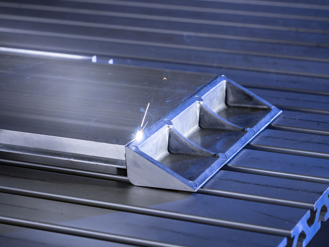 Das Fraunhofer IWS demonstriert im EU-Projekt »Albatross« ein prozessstabiles Laserschweißverfahren für Aluminium-Druckguss und Strangpressprofile, das ohne Zusatzwerkstoff auskommt und rissfreie, porenarme Nähte im realen Bauteilmaßstab ermöglicht. © René Jungnickel/Fraunhofer IWS