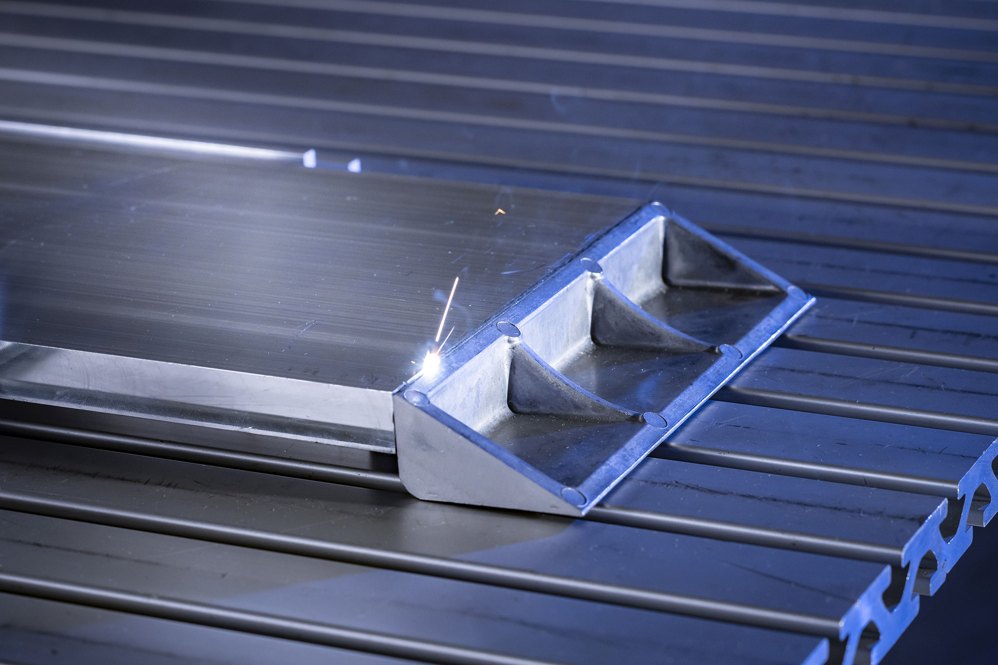 In the EU project "Albatross", the Fraunhofer IWS is demonstrating a process-stable laser welding process for aluminum die casting and extruded profiles that does not require filler material and enables crack-free, low-porosity seams on a real component scale. René Jungnickel/Fraunhofer IWS