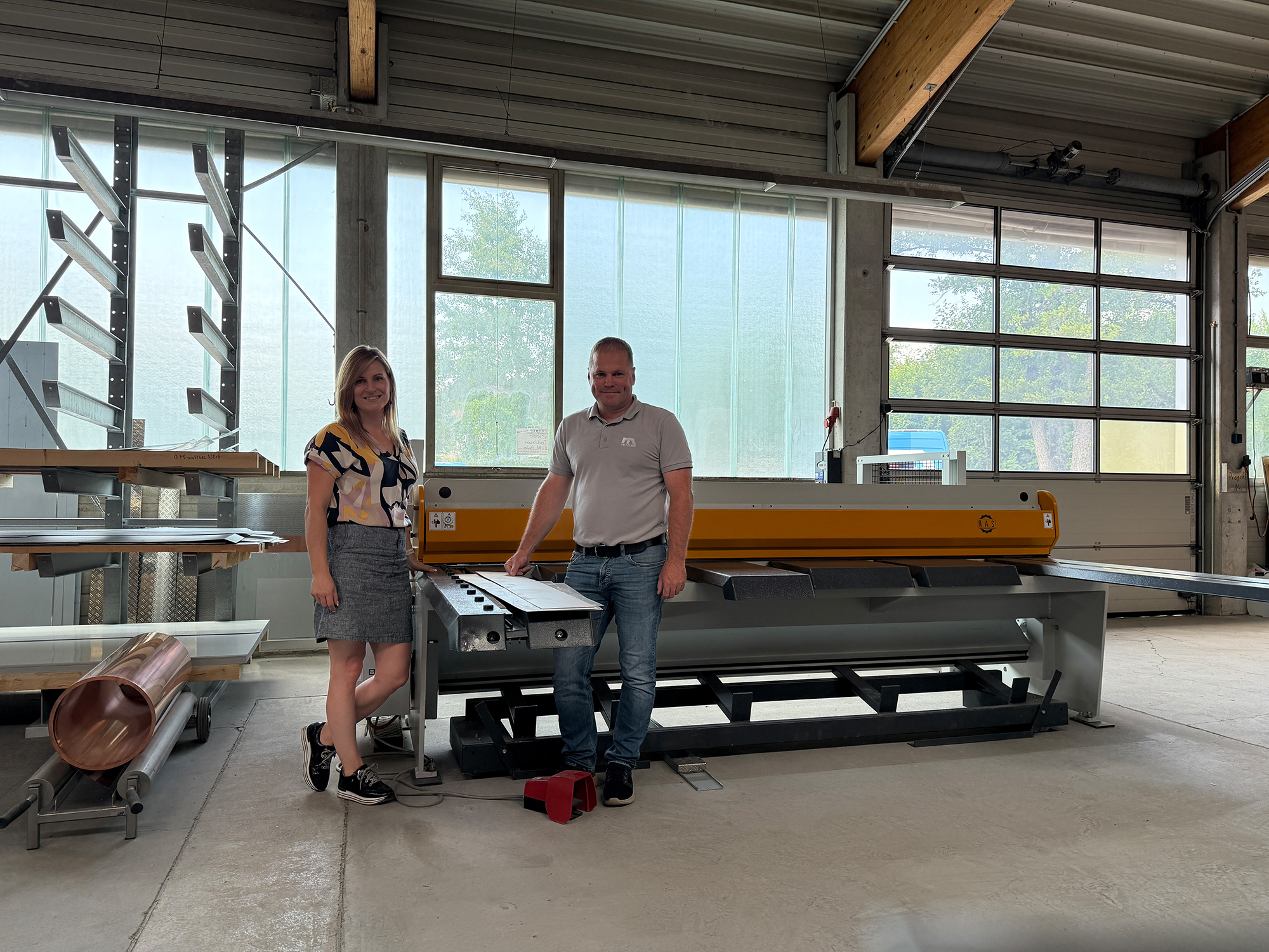 Partnership at eye level: Romina Klingler, Marketing Manager at RAS, and Gerson Wehrle, Member of the Management Board at Metzler, discussing technology and processes. RAS Reinhardt Maschinenbau GmbH