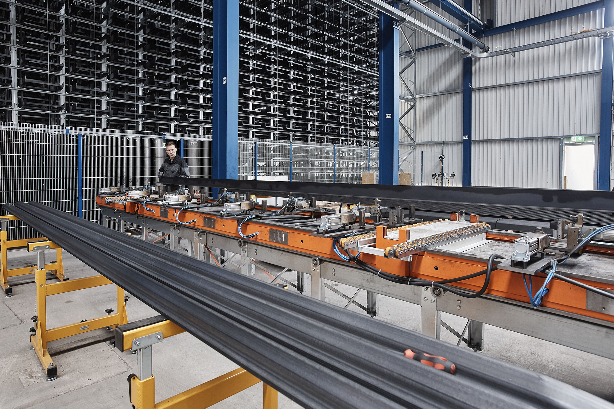 With the Kastoweld mobile cassette production system, Kasto manufactures the voluminous load carriers directly on site with robot support in high and certified quality. © Kasto