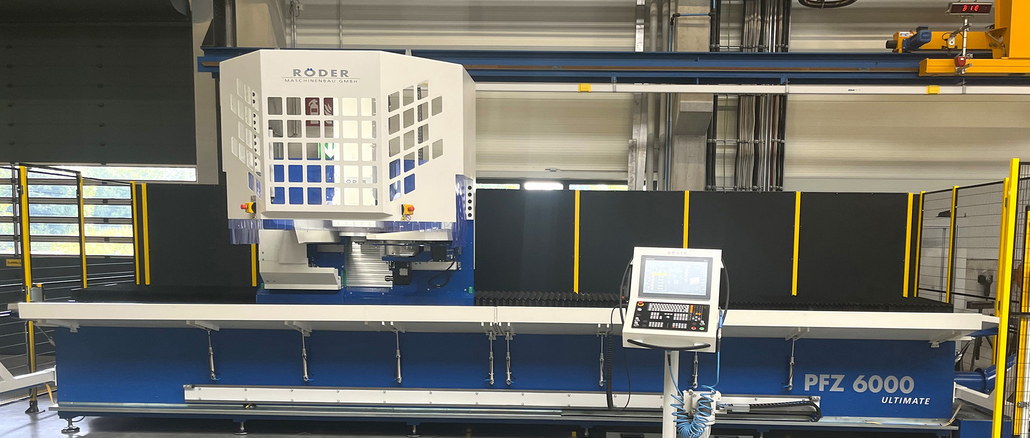 1_PFZ-6000-Ultimate Das Portalfräszentrum PFZ Ultimate ermöglicht eine 5-Seiten-Bearbeitung von Langteilen aus Stahl, Edelstahl und Aluminium ohne Umspannen, sowohl bei Bohr- als auch Fräsvorgängen. © Röder