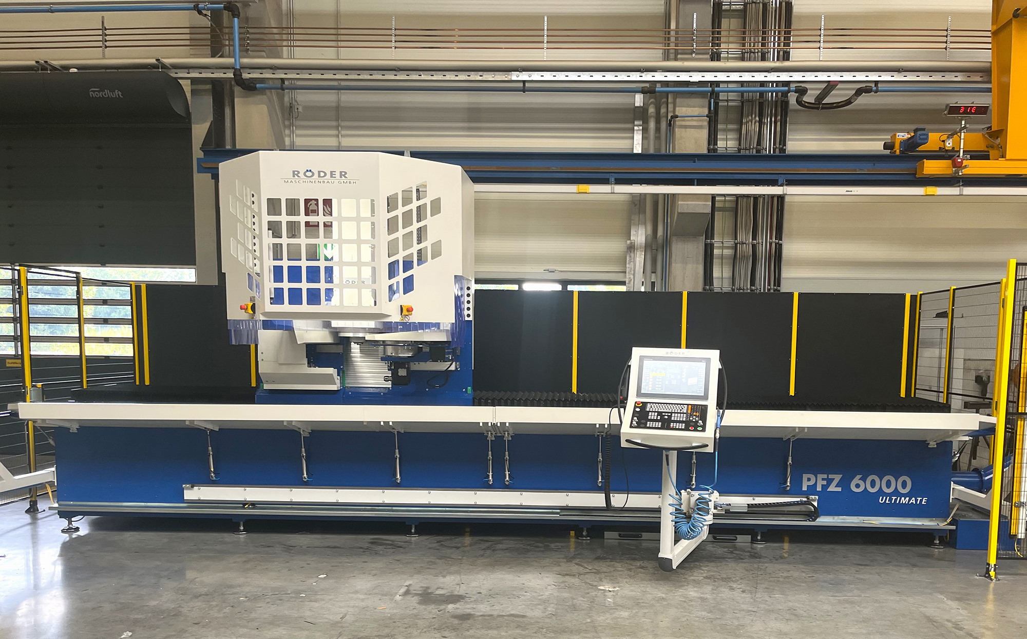 The PFZ Ultimate portal milling center enables 5-sided machining of long parts made of steel, stainless steel and aluminium without reclamping, both for drilling and milling operations. © Röder