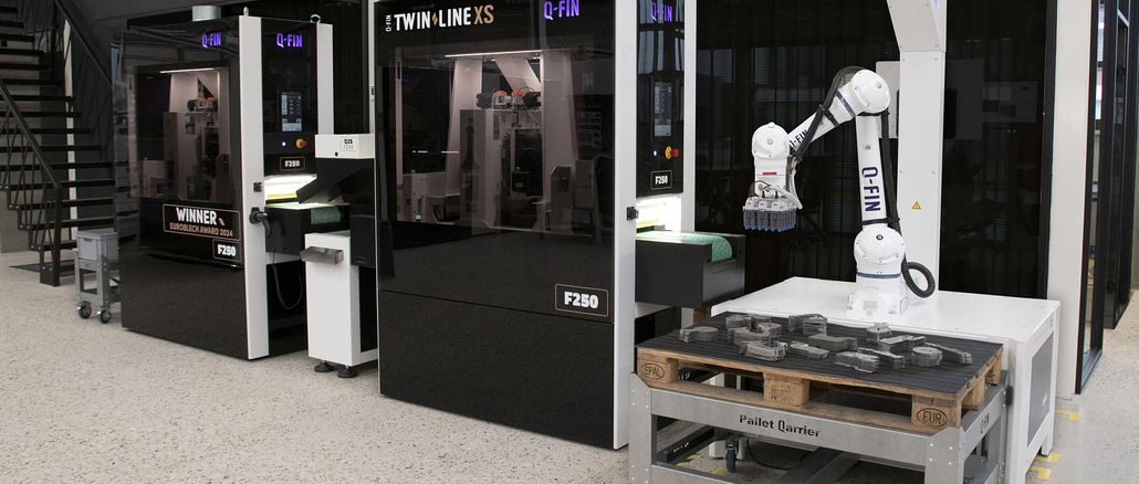 1_Twinline_XS_neu Vollautomatische Linie mit Roboter und zwei F250 zum Entgraten, Verrunden und Finishen kleiner Blechteile © Q-Fin