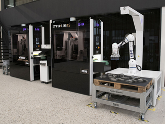 Vollautomatische Linie mit Roboter und zwei F250 zum Entgraten, Verrunden und Finishen kleiner Blechteile © Q-Fin