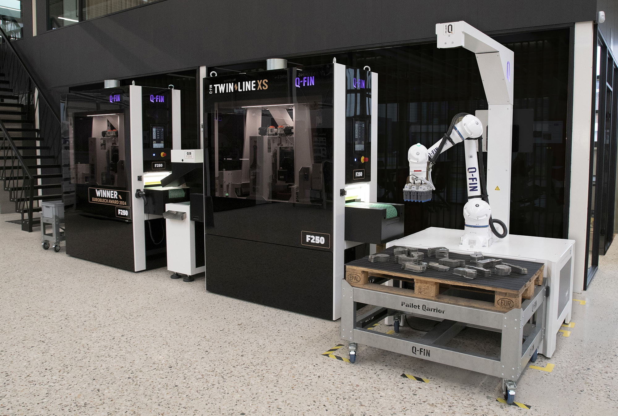 Fully automatic line with robot and two F250s for deburring, rounding and finishing small sheet metal parts © Q-Fin