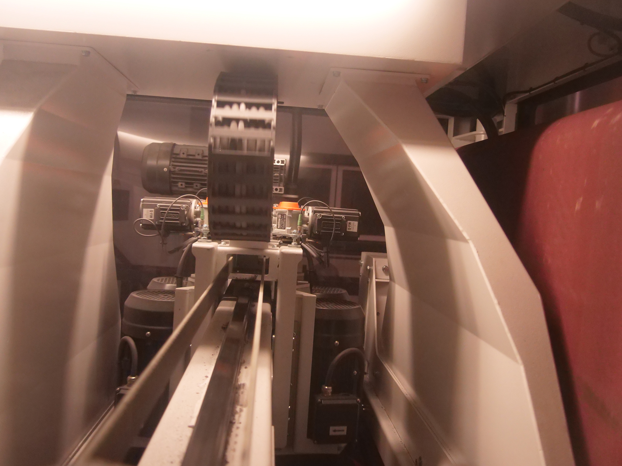 Clean action at the edge: The SER1200 Multibrush Combi is an all-in-one solution for steel, stainless steel and aluminum. It rounds sheet metal parts with a defined radius 2+, deburrs reliably and ensures a consistently clean finish. © Fecht