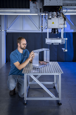Lasergeschweißtes Aluminium-Batteriegehäuse im Bauteilmaßstab: vereint Druckgussteile mit Strangpressprofilen in Leichtbauweise. © René Jungnickel/Fraunhofer IWS
