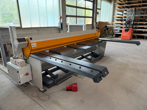 Mehr als nur Schneiden: Dank Tischverlängerung und Blechhochhaltesystem ermöglicht die Smartcut ergonomisches und sicheres Arbeiten auch bei großformatigen Blechen. © RAS Reinhardt Maschinenbau GmbH