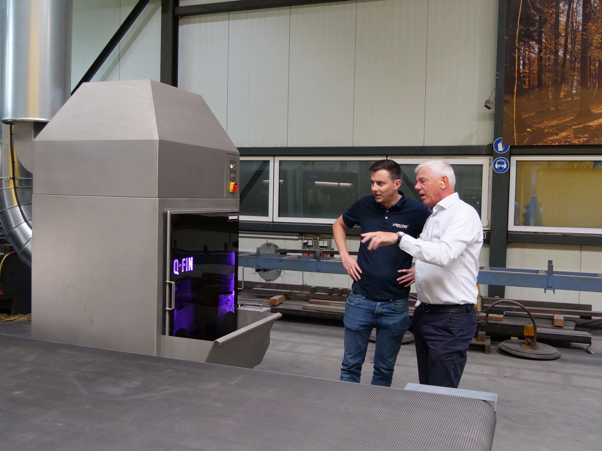 On-site service: Johannes Dicks (left) from Aquatec discusses processing results with Fred Post, Account Manager Germany at Q-Fin. © Fecht